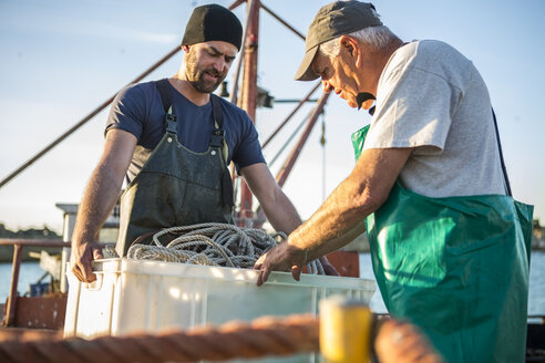 Fischer bei der Arbeit auf einem Trawler - ZEF11419