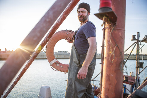 Fischer bei der Arbeit auf einem Trawler - ZEF11420