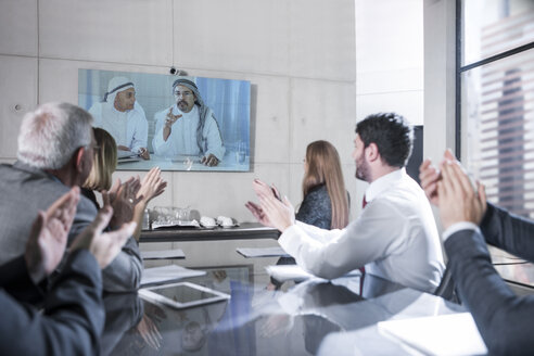 Geschäftsleute in Videokonferenz mit Kunden aus dem Nahen Osten - ZEF11458