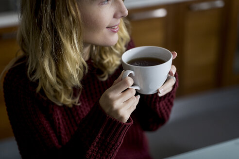 Frau trinkt eine Tasse Tee zu Hause - MAUF00855
