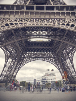 Frankreich, Paris, Eiffelturm, Nahaufnahme - BMAF00260