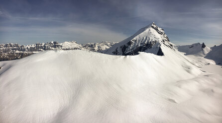 Schweiz, Glarus, Linthal, Schneebedeckte Berge - BMAF00265