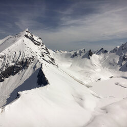 Schweiz, Glarus, Linthal, Schneebedeckte Berge - BMAF00268