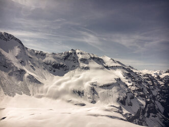 Schweiz, Glarus, Linthal, Schneebedeckte Berge - BMAF00270