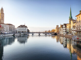 Schweiz, Zürich, Rathausbrücke an der Limmat - BMAF00274