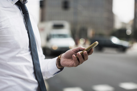 Hand eines Geschäftsmannes mit Smartphone, lizenzfreies Stockfoto