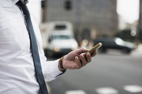 Hand eines Geschäftsmannes mit Smartphone - MAUF00882