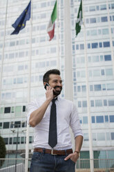 Smiling businessman on the phone - MAUF00884