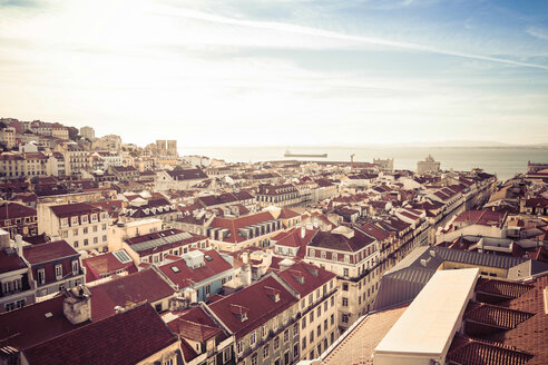 Portugal, Lissabon, Stadtbild mit dem Fluss Tejo im Hintergrund - CMF00597