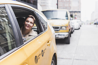 USA, New York City, lächelnde Frau im Taxi - UUF08986