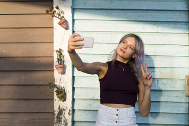 Young woman with dyed hair taking a selfie - KKAF00005