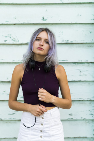 Porträt einer jungen Frau mit gefärbtem Haar, lizenzfreies Stockfoto