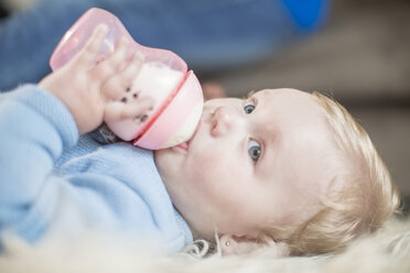 Baby-Mädchen trinkt Milch aus der Flasche - ZEF11507