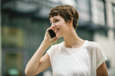 Junge Frau in der Stadt beim Telefonieren - TAMF00768