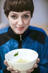 Porträt einer jungen Frau mit Suppenschüssel - TAMF00769