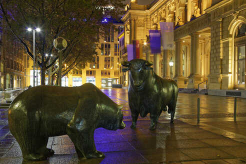 Germany, Hesse, Frankfurt, Bull and Bear at Borsenplatz - GF00844