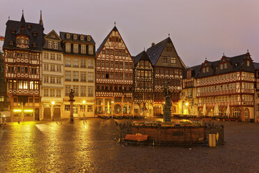 Deutschland, Hessen, Frankfurt, Romerberg mit Gerechtigkeitsbrunnen bei Nacht - GFF00851