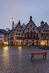 Deutschland, Hessen, Frankfurt, Romerberg mit Gerechtigkeitsbrunnen bei Nacht - GFF00854