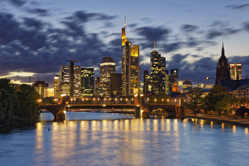 Deutschland, Hessen, Frankfurt, Skyline des Finanzviertels mit Ignatz-Bubis-Brücke - GFF00858