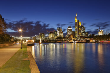 Deutschland, Hessen, Frankfurt, Skyline des Finanzviertels mit Ignatz-Bubis-Brücke - GFF00859