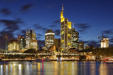 Deutschland, Hessen, Frankfurt, Skyline des Finanzviertels mit Ignatz-Bubis-Brücke - GF00861