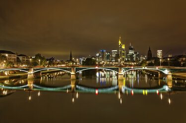 Deutschland, Hessen, Frankfurt, Skyline des Finanzviertels mit Ignatz-Bubis-Brücke - GFF00862