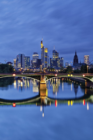 Deutschland, Hessen, Frankfurt, Skyline des Finanzviertels mit Ignatz-Bubis-Brücke, lizenzfreies Stockfoto