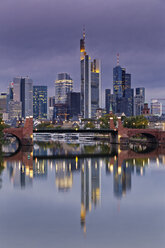 Deutschland, Hessen, Frankfurt, Skyline des Finanzviertels - GFF00867