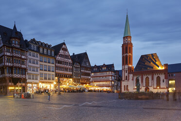 Germany, Hesse, Frankfurt, Romerberg with Fountain of Justice at night - GFF00868