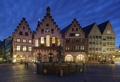 Deutschland, Hessen, Frankfurt, Romerberg mit Gerechtigkeitsbrunnen bei Nacht - GF00871