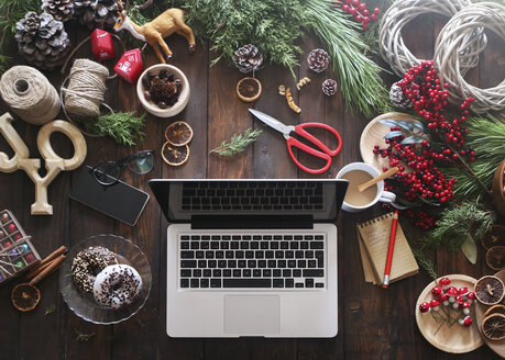 Laptop on desk with working material for Advent wreaths - RTBF00479