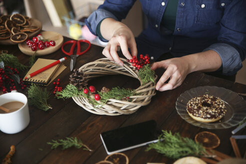 Frau beim Schmücken des Adventskranzes, Teilansicht - RTBF00481