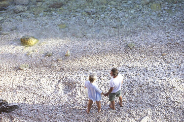 Draufsicht auf ein älteres Paar, das Hand in Hand am Strand steht - HAPF01016