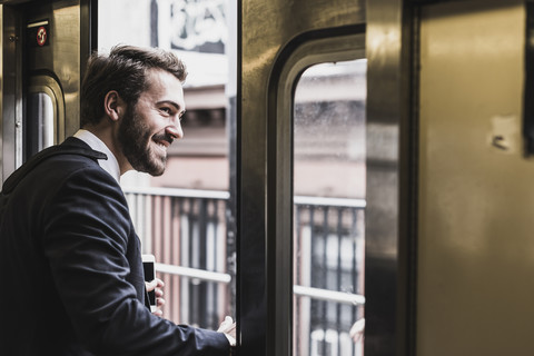 Junger Geschäftsmann in der U-Bahn, lizenzfreies Stockfoto