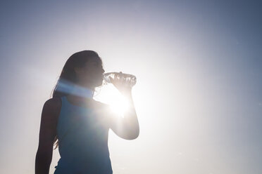 Junge sportliche Frau trinkt Wasser - SIPF01034