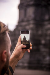 Indonesien, Java, Tourist beim Fotografieren des Prambanan-Tempels - KNTF00574