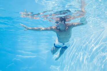 Young man underwater in a pool - MAUF00916