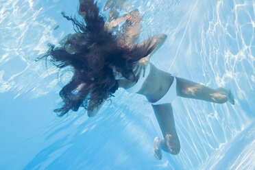 Junge Frau unter Wasser in einem Pool - MAUF00917