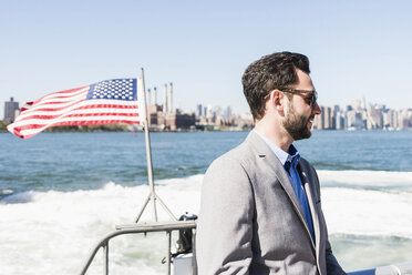 USA, New York City, Geschäftsmann auf Fähre auf dem East River - UUF09057