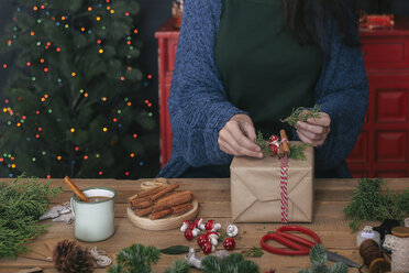 Frau dekoriert Weihnachtsgeschenk, Teilansicht - RTBF00497