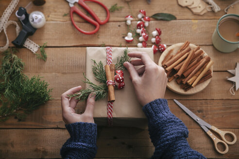 Woman's hands decorating Christmas present - RTBF00499