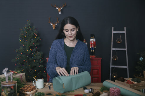 Woman wrapping christmas gifts - RTBF00505