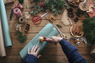 Frauenhände beim Einpacken von Weihnachtsgeschenken - RTBF00506