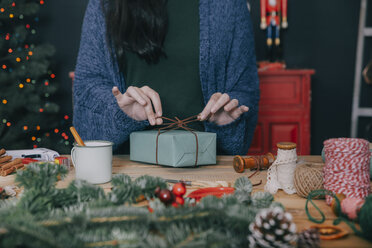 Frau wickelt Weihnachtsgeschenke ein - RTBF00509