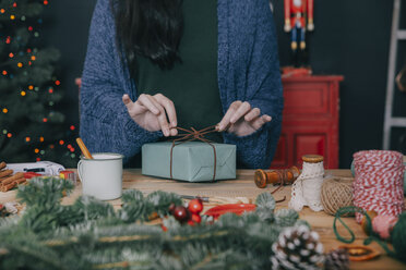 Woman wrapping christmas gifts - RTBF00509