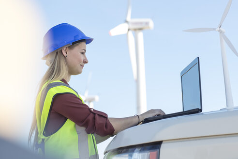 Ingenieurin bei der Arbeit in einem Windpark, mit Laptop - ZEF11522