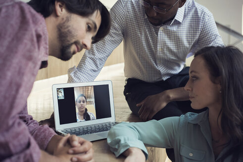 Geschäftsleute halten eine Videokonferenz auf einem Laptop ab - WESTF21897