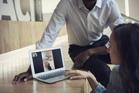 Geschäftsleute halten eine Videokonferenz auf einem Laptop ab - WESTF21899