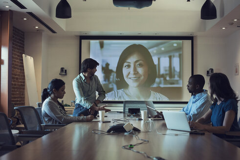 Geschäftsleute halten eine Videokonferenz im Sitzungssaal - WESTF21901
