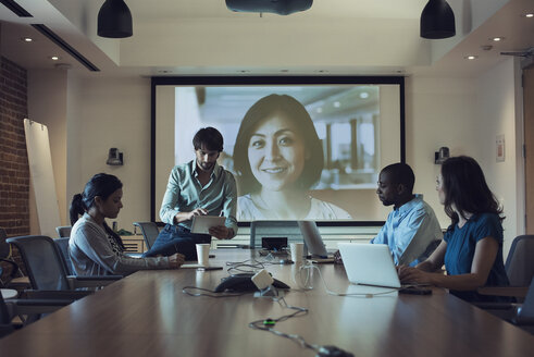 Geschäftsleute halten eine Videokonferenz im Sitzungssaal - WESTF21903